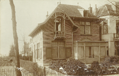 824194 Gezicht op Villa Alkemade (Hoofdstraat 96) te Driebergen.N.B. De gemeente Driebergen is per 1 mei 1931 ...